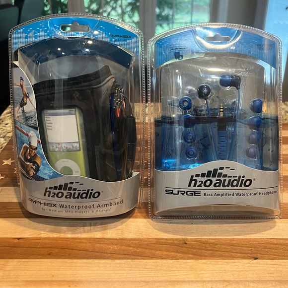 H2O Audio Surge Waterproof Armband and Wired Waterproof Headphones - Picture 1 of 5